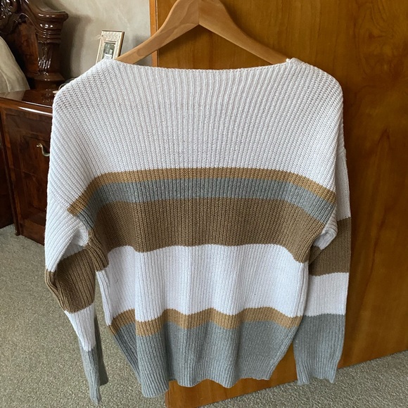Woman’s sweater - Picture 2 of 2